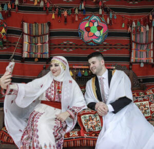 عادا من بريطانيا لغزة لإحياء الزفاف بأجواء فلسطينية