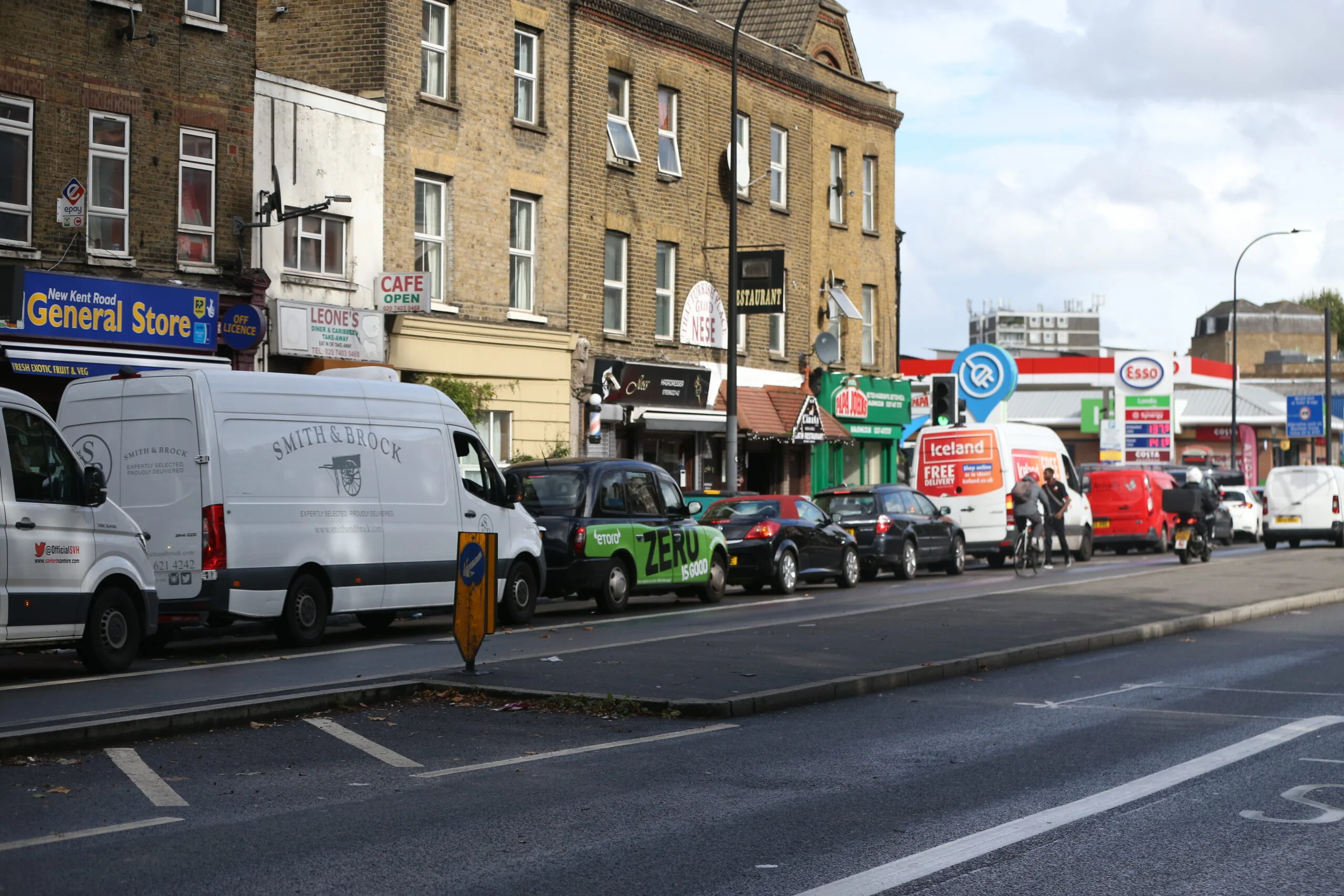 Long queues for petrol in UK as BP closes ‘handful’ of stations