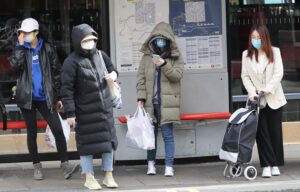 LONDON, UNITED KINGDOM - MARCH 17: People wear medical masks as a precaution against coronavirus (COVID-19) at a bus station in London, United Kingdom on March 17, 2020. UK government updated its coronavirus guidance last night and advised people to work from home where possible and refrain from socialising. ( İlyas Tayfun Salcı - Anadolu Agency )