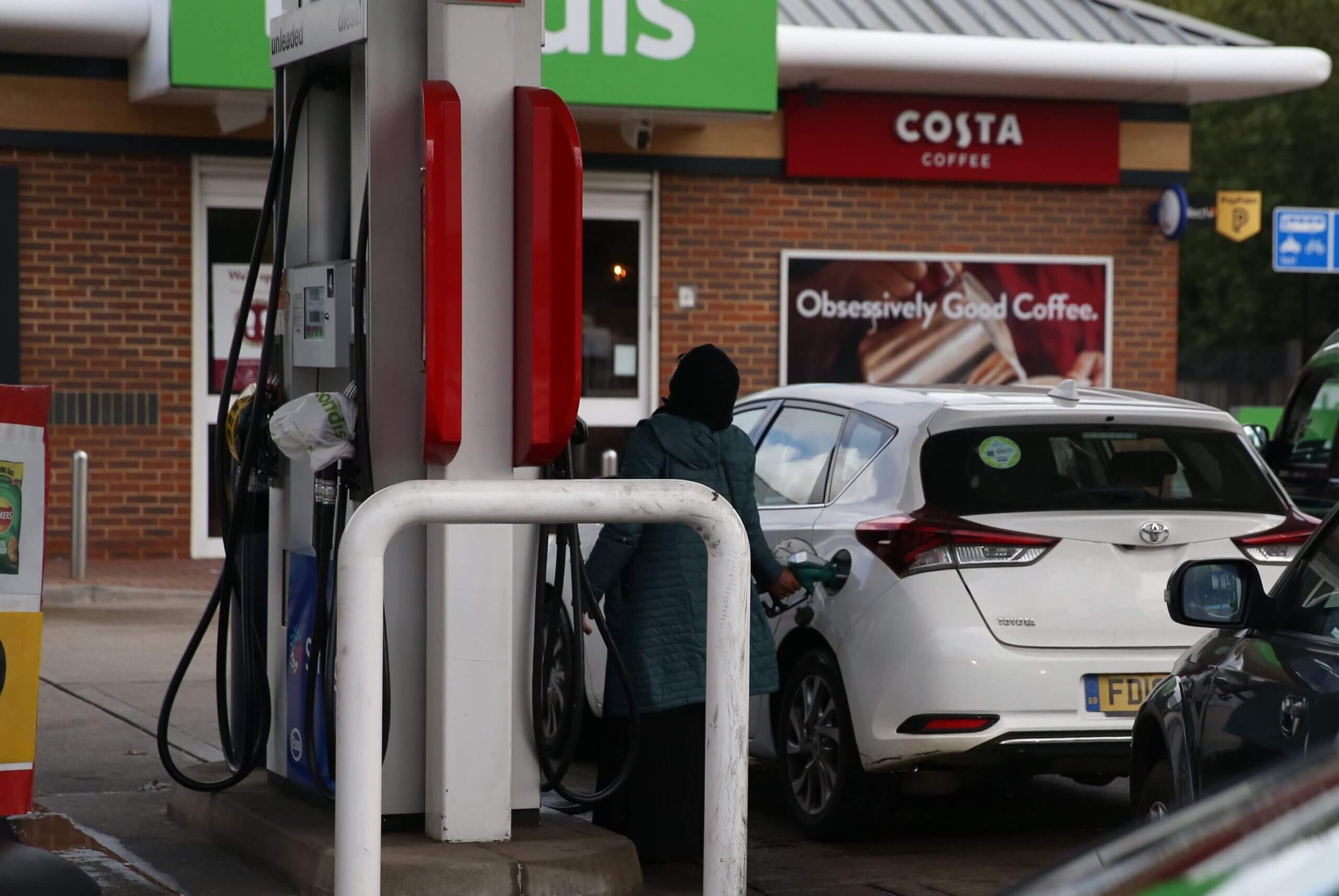 Long queues for petrol in UK as BP closes ‘handful’ of stations
