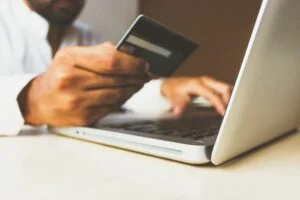 توجه محتمل نحو فرض ضريبة على المبيعات عبر الإنترنت