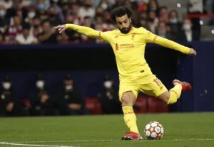 لاعب يسدد