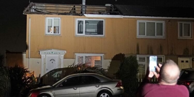 عاصفة آروين تتسبب بوفاة شخصين بسقوط أشجار إثر الرياح الشديدة(المصدر :BBC News)