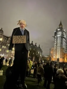 لندن متظاهرون غاضبون يحاولون اقتحام مقر الحكومة 