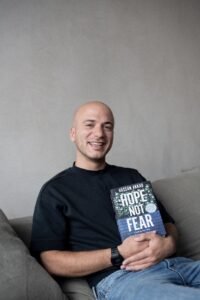 اللاجئ السوري الشهير حسان العقاد يدعو بريتي باتيل للاستقالة( تويتر: @hassan_akkad)