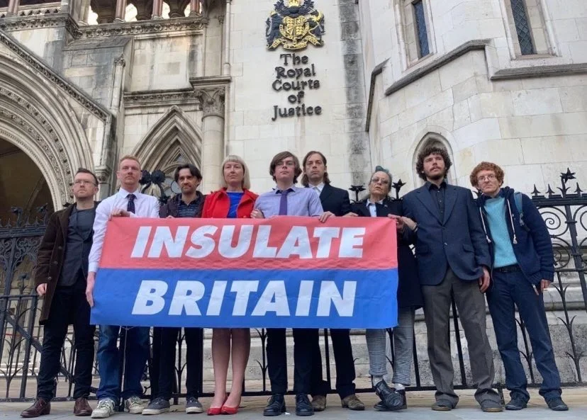 InsulateLove- Twitter@ / سجن 9 نشطاء بيئيين في بريطانيا بعد إغلاقهم شوارع رئيسية