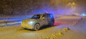 عاصفة آروين تتسبب بوفاة شخصين بسقوط أشجار إثر الرياح الشديدة (تويتر:@NWmwaypolice)