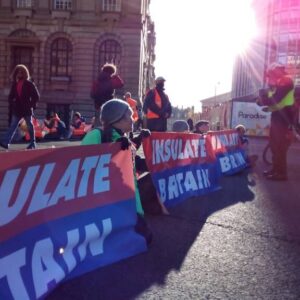 @InsulateLove بريطانيا: نشطاء بيئيون يخططون لإغلاق مزيد من الطرق لمنع حركة السيارات 
