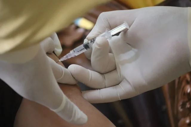 إيرلندا الشمالية: الآلاف يحصلون على اللقاح بعد اعتماده لدخول المرافق العامة (أنسبلاش: Mufid Majnun)