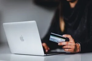 أمازون سيوقف التعامل مع بطاقات فيزا كريديت الصادرة من بريطانيا (أنسبلاش/ Pickawood)