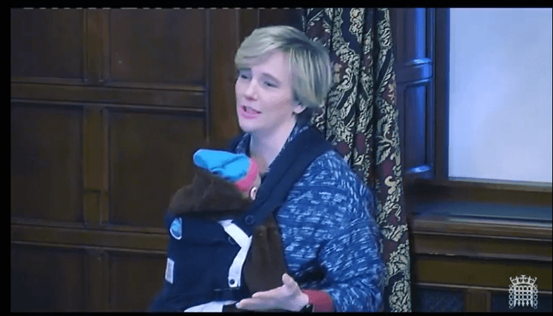 البرلمان البريطاني يمنع نائبة من حضور الجلسات مع طفلها الرضيع (إنستغرام/ stellacreasy)