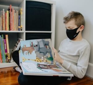 بريطانيا تلزم طلبة المدارس الثانوية بارتداء الكمامات