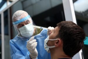 تسجيل أول إصابتين بمتحور كورونا الجديد أوميكرون في بريطانيا (وكالة الأناضول/ Gazi Nogay)
