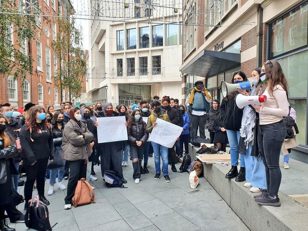 تضامن طلابي مع المحتجين على استقبال السفيرة الإسرائيلية بعد التحقيق معهم