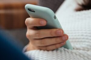 سيدة تتصل 286 مرة بالطبيب العام للحصول على موعد (أنسبلاش/ Charles Deluvio)