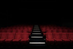 شهادة اللقاح ضرورية لدخول دور السينما والمسرح في ويلز (أنسبلاش/ Felix Mooneera)