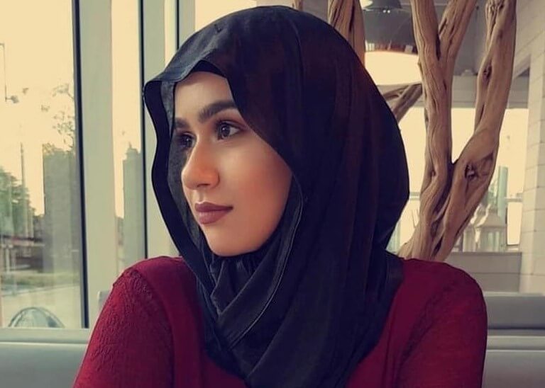 عائلة الفقيدة آية هاشم تستلم شهادتها الجامعية بمشهد حزين (فيسبوك/ Remembering Aya)