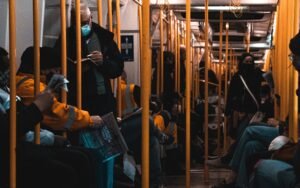 غرامة مالية على عدم ارتداء الكمامات في المواصلات العامة في إنجلترا (أنسبلاش/ Just Jack)