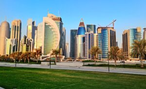 قطر تضع بريطانيا مجددا على القائمة الحمراء وفق شروط السفر الآتية (أنسبلاش/ Masarath Alkhaili)
