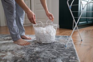 دراسة: كبار السن الذين ينظفون بيوتهم بأنفسهم أفضل في صحتهم العقلية (بيكسلس/ cottonbro)