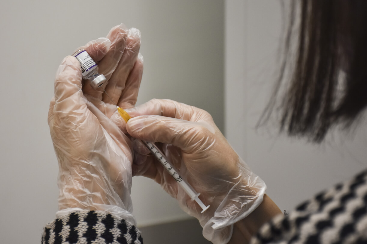 مستشارة صحية رفض جرعة اللقاح الثالثة المعززة قد يهدد حياة بعض متلقي جرعتي اللقاح (وكالة الأناضول/ Arife Karakum)