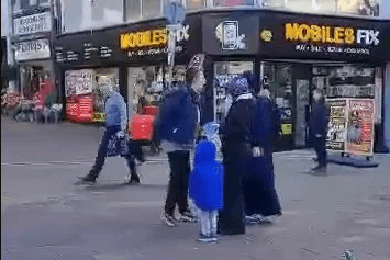 مسلمتان معهما طفل يتعرضون لهجوم لفظي من شخص معاد للمسلمين وآخر يتصدى له (المصدر metro.co.uk)