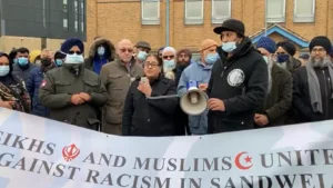 مسلمون وسيخ يتظاهرون ضد العنصرية داخل حزب العمال البريطاني (تويتر/ rhstorerwrites)