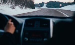 ملابس إذا ارتداها السائق قد تكلفه مخالفات باهظة في بريطانيا (بيكسيلس/ Ricardo Esquivel)