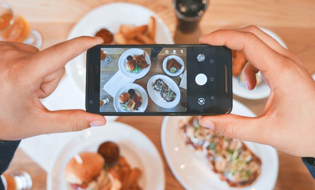كيف يتأثر نظام تناولنا للطعام بما نراه على منصات التواصل الاجتماعي؟