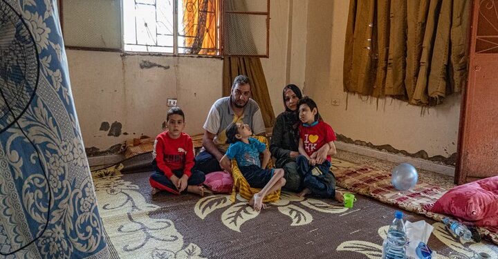 عائلات سورية تنتظر وفاء بريطانيا بوعدها لهم باستقبالهم (المصدر: Opera News)