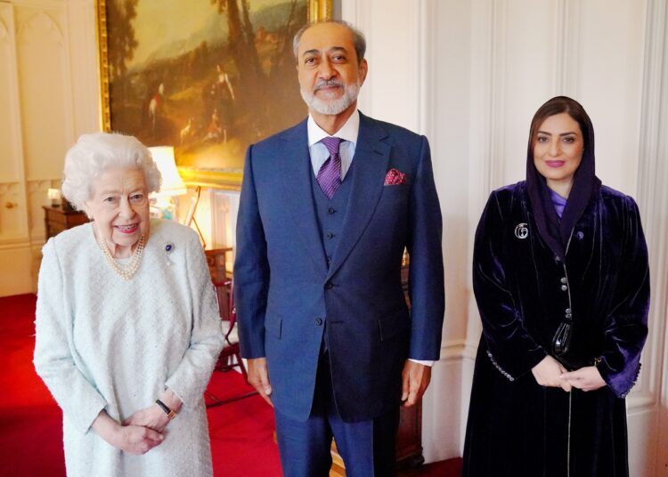 الملكة تستقبل سلطان عمان في قصر وندسور(تويتر:@RoyalFamily)