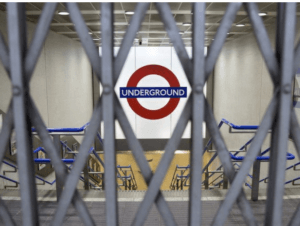 سائقو قطارات الأنفاق بلندن يستعدون لبدء أطول إضراب في التاريخ (تويتر:@GerardTubbSky)