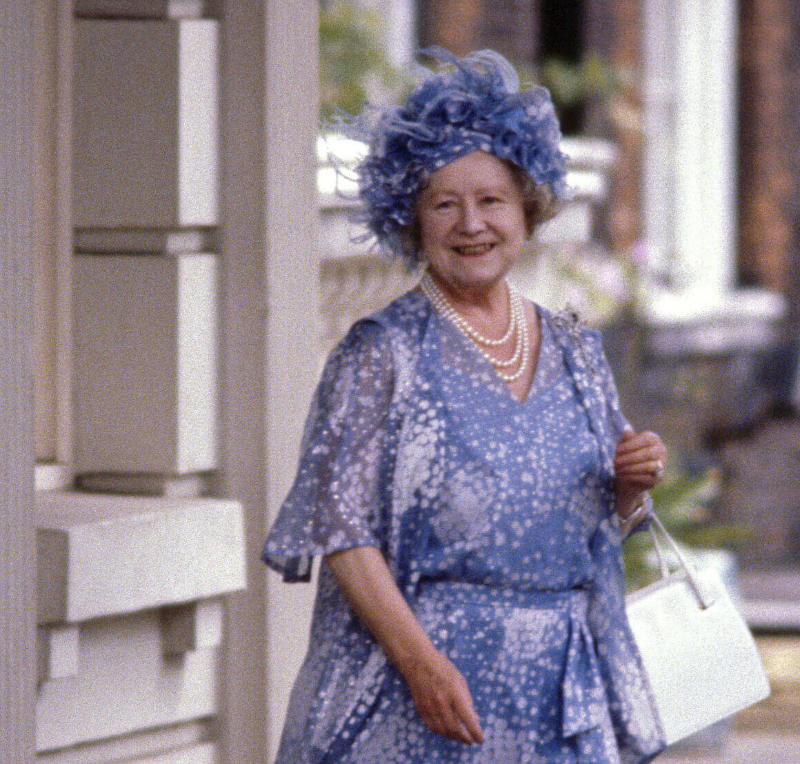 الملكة إليزابيث الأم منعت الطائرات من التحليق قرب قلعتها وقت قيلولتها (المصدر:Britannica)