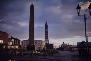 عاجل: إخلاء برج بلاكبول بعد إنذار بوجود دخان (أنسبلاش:Stephen Kidd )