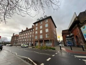 العثور على فتاة متوفاة وثلاثة مصابين في شقة تحوي مواد كيميائية