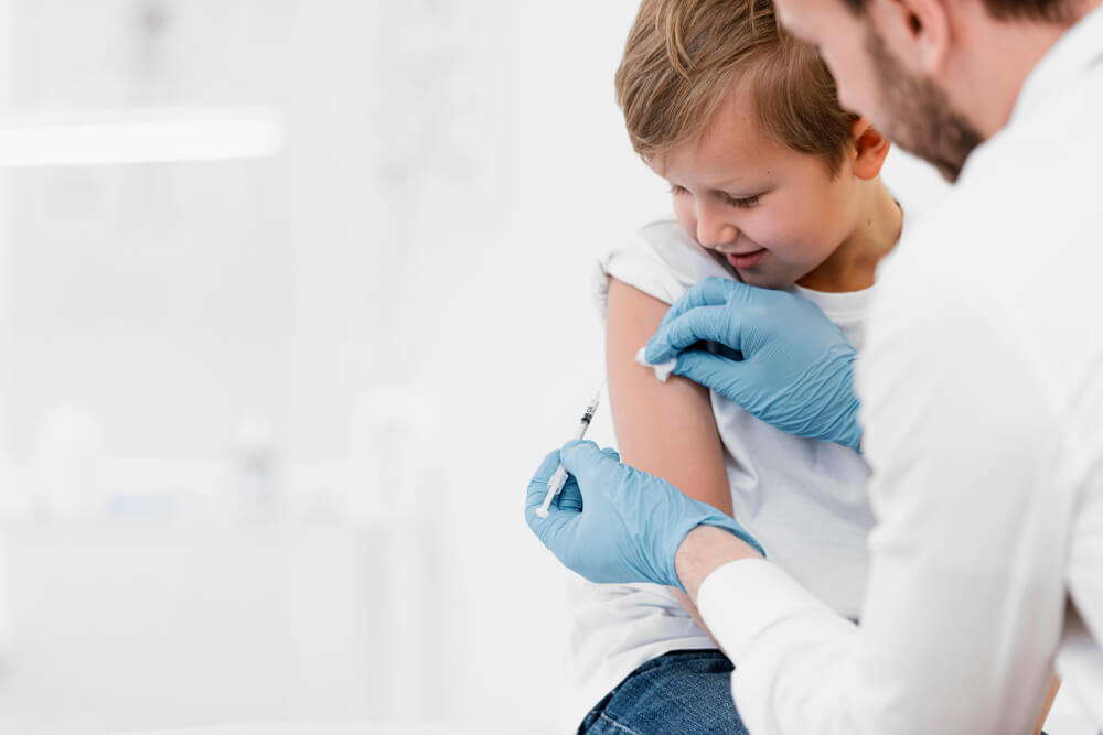بريطانيا توافق على تطعيم الأطفال بسن 5 سنوات