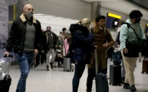 تعطل البوابة الإلكترونية في هيثرو مجددا يجبر المئات على طوابير طويلة أُجبر المسافرون في مطار هيثرو على الوقوف في طوابير طويلة جدا على قسم إدارة الجوازات بسبب تعطل البوابة الإلكترونية مجددا. وفقا لما نقلته صحيفة بريطانية، فإن التسجيل للرحلات وإنهاء معاملات إدارة جوازات السفر يتطلب حوالي ست دقائق عبر البوابة الإلكترونية لهيثرو، لكن تعطلها أجبر المسافرين على الانتظار لساعات، حيث تشكلت طوابير تُقدر بأكثر من أربعة آلاف شخص، حسبما قاله المسافرون. ومن جهة أخرى، اشتكى مسافرون آخرون من رسوم مواقف السيارات التي وصلت مبالغ "فاحشة" لأولئك الذين خضعوا للحجر الصحي في مطار هيثرو. إذ قالوا إنهم أُرغموا على دفع 350 جنيهًا إسترلينيًا لمواقف السيارات بالإضافة إلى 2450 جنيهًا إسترلينيًا للعزل في فندق بالمطار. على الرغم من جميع الانتقادات والشكاوى، تلقى المسافرون أنباءً سارة يوم الأربعاء، حيث تم إلغاء الحجر الصحي في الفنادق للمسافرين الذين يصلون إلى إنجلترا، وقد أفرغت الحكومة قائمة السفر الحمراء كليا. ومع ذلك، بعد ساعات من الإعلان عن تخفيف القيود، أبلغ المسافرون اليائسون عن تصاعد الفوضى في أكثر المطارات البريطانية ازدحامًا. وانتقدوا مطار هيثرو على وسائل التواصل الاجتماعي، حيث قال أحدهم "إنه يضيف مزيدًا من الضغط على وضع مرهق بالفعل".