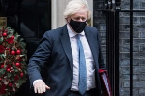 تفاقم أزمة الفيديو المسرب لموظفي مكتب جونسون حول حفلة نهاية العام (جونسون وستارمر يتقاسمان فضيحة السهر والشرب الجماعي فترة الإغلاق وحداد الملكة)