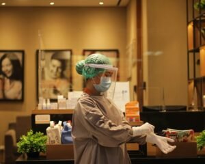 عاجل: إجراءات جديدة في إنجلترا للتعامل مع أوميكرون