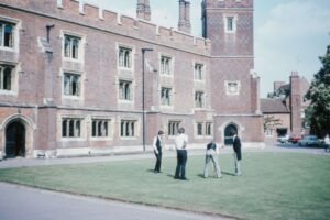 كلية بريطانية ترفض السماح لنيتفليكس بتصوير ذا كروان بأروقتها