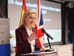 ليز تروس تتولى مهمة التفاوض مع الاتحاد الأوروبي