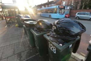 كوفنتري تواجه تكدّس النفايات مع أول أيام إضراب عمال النظافة(المصدر: Conventrylive)
