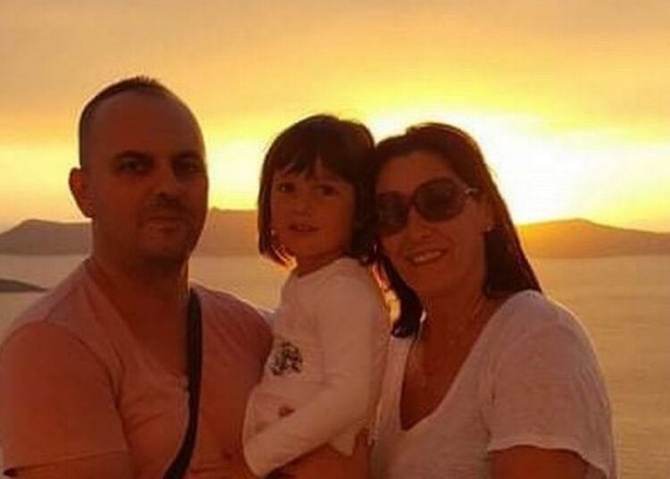 عائلة بريطانية تفجع بوالدها الأربعيني الذي قضى بكورونا بعد رفضه اللقاح (تويتر: @DailyMirror)