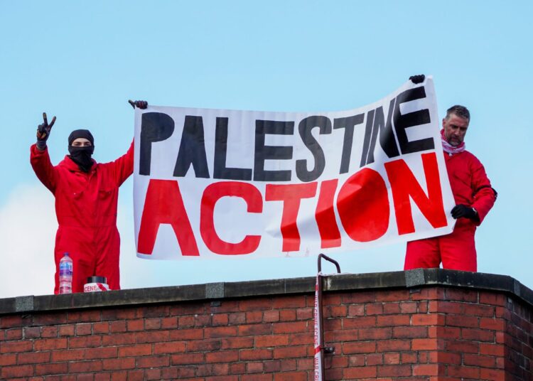 نشطاء ينجحون بإجبار مصنع أسلحة إسرائيلي على إغلاق فرع له في بريطانيا (تويتر:@Pal_action)