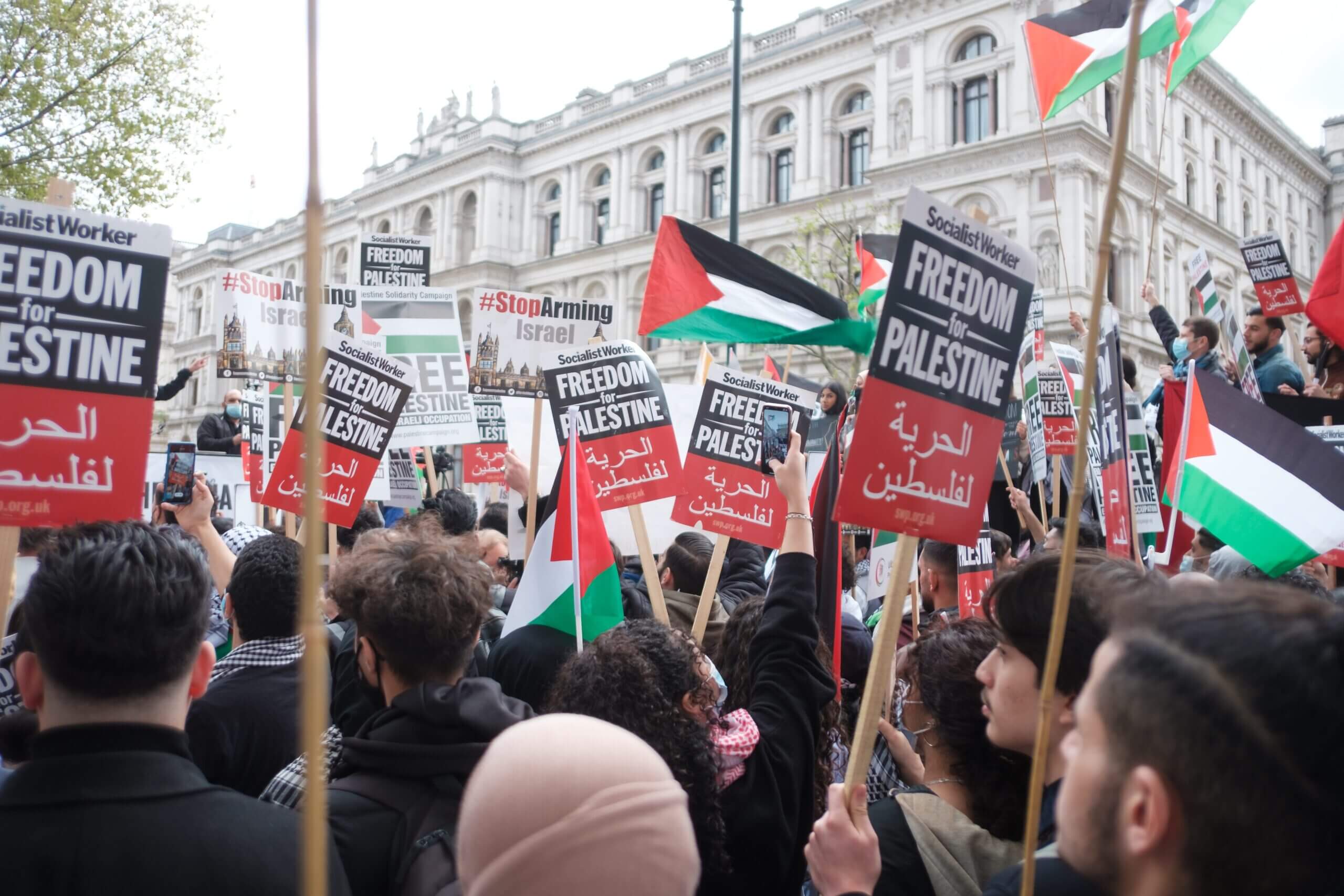 محكمة بريطانية تسمح للحكومة بقمع التضامن مع فلسطين في المدارس