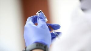 عائلة بريطانية تفجع بوالدها الأربعيني الذي قضى بكورونا بعد رفضه اللقاح (المصدر: وكالة الأناضول)