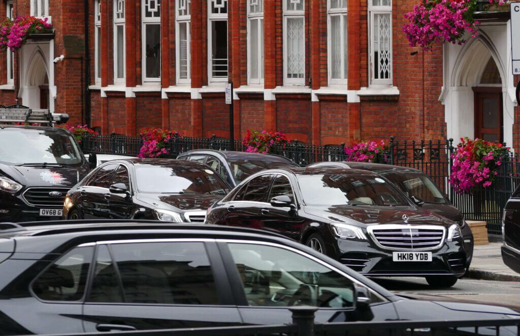 أضرار قانون الضرائب الجديد على سائقي سيارات البنزين والديزل في بريطانيا