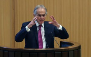 الموقّعون على عريضة سحب لقب سير من بلير تجاوزوا المليون!