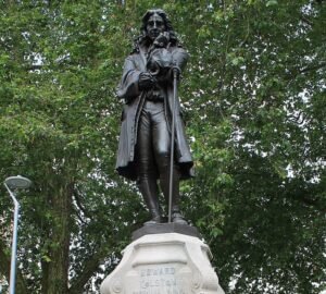 تبرئة أربعة أشخاص في قضية إزالة تمثال تاجر الرقيق!