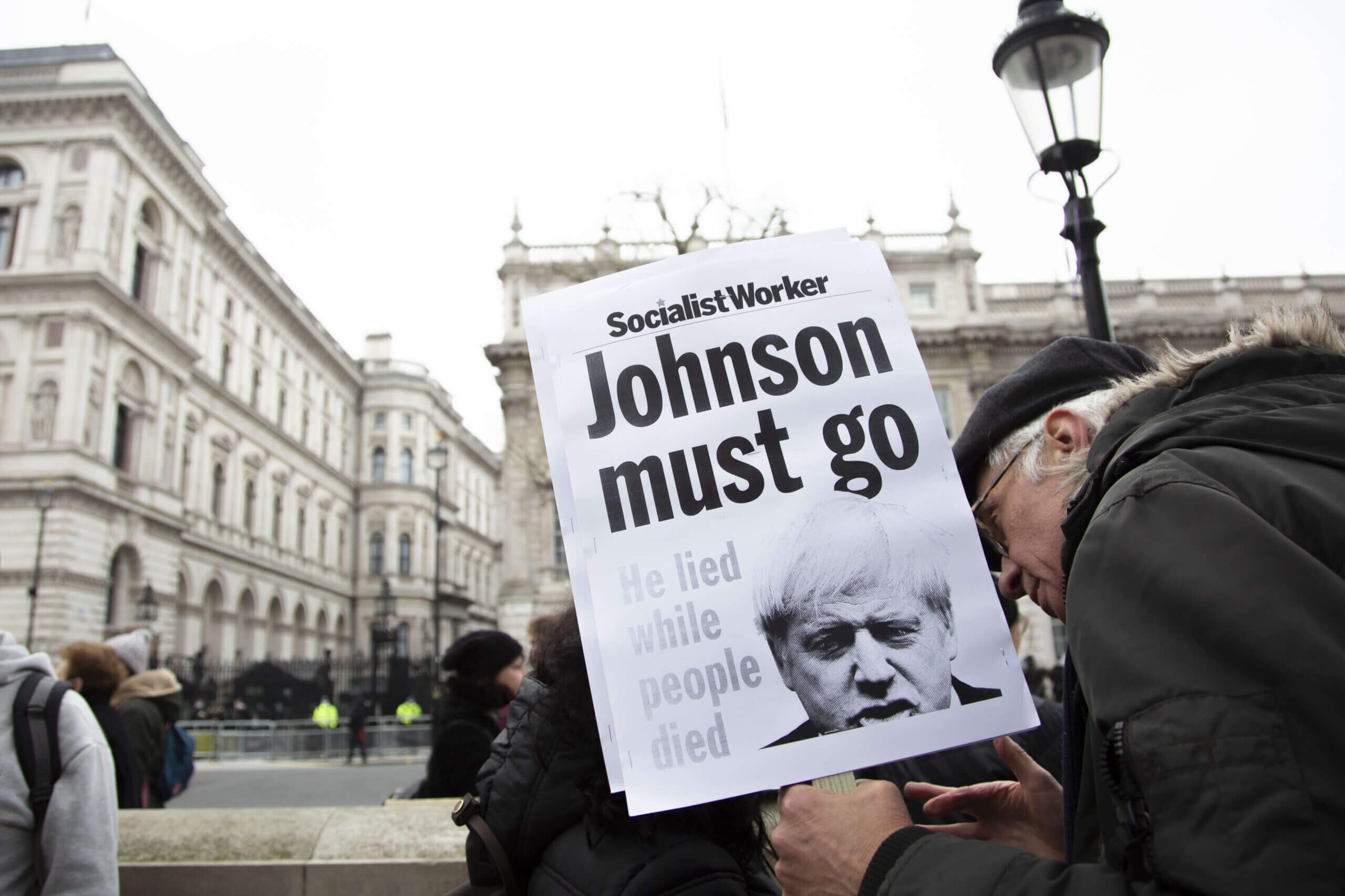 تهديدات النواب المحافظين الراغبين بسحب الثقة عن جونسون تستحوذ على الصحافة البريطانية